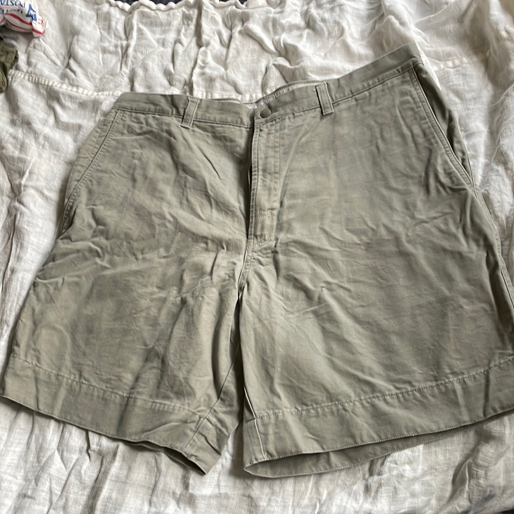 Men’s Columbia grey canvas cargo short. Like new. Hidden zipper pocket.